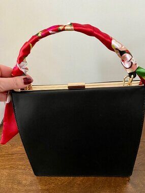 NWOT Elegant black leather handbag